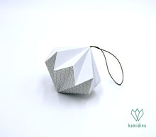 Charger l&#39;image dans la galerie, Boule de Noël blanche et argentée en origami en forme de diamant
