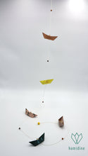 Charger l&#39;image dans la galerie, Guirlande de 5 bateaux en papier origami aux couleurs pastels
