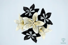 Charger l&#39;image dans la galerie, Bouquet de fleurs en papier origami noir et en papier recyclé de romans
