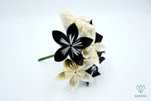 Charger l&#39;image dans la galerie, Bouquet de fleurs en papier origami noir et en papier recyclé de romans
