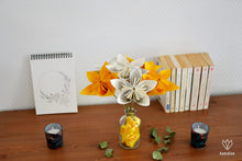 Charger l&#39;image dans la galerie, Bouquet de fleurs en papier origami jaune et en papier recyclé de romans
