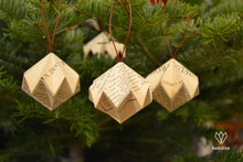 Charger l&#39;image dans la galerie, 3 boules de Noël en origami en forme de diamant avec du papier de récupération
