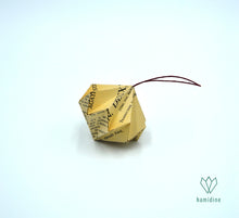Charger l&#39;image dans la galerie, Boule de Noël en origami en forme de diamant fabriqué avec du papier de récupération
