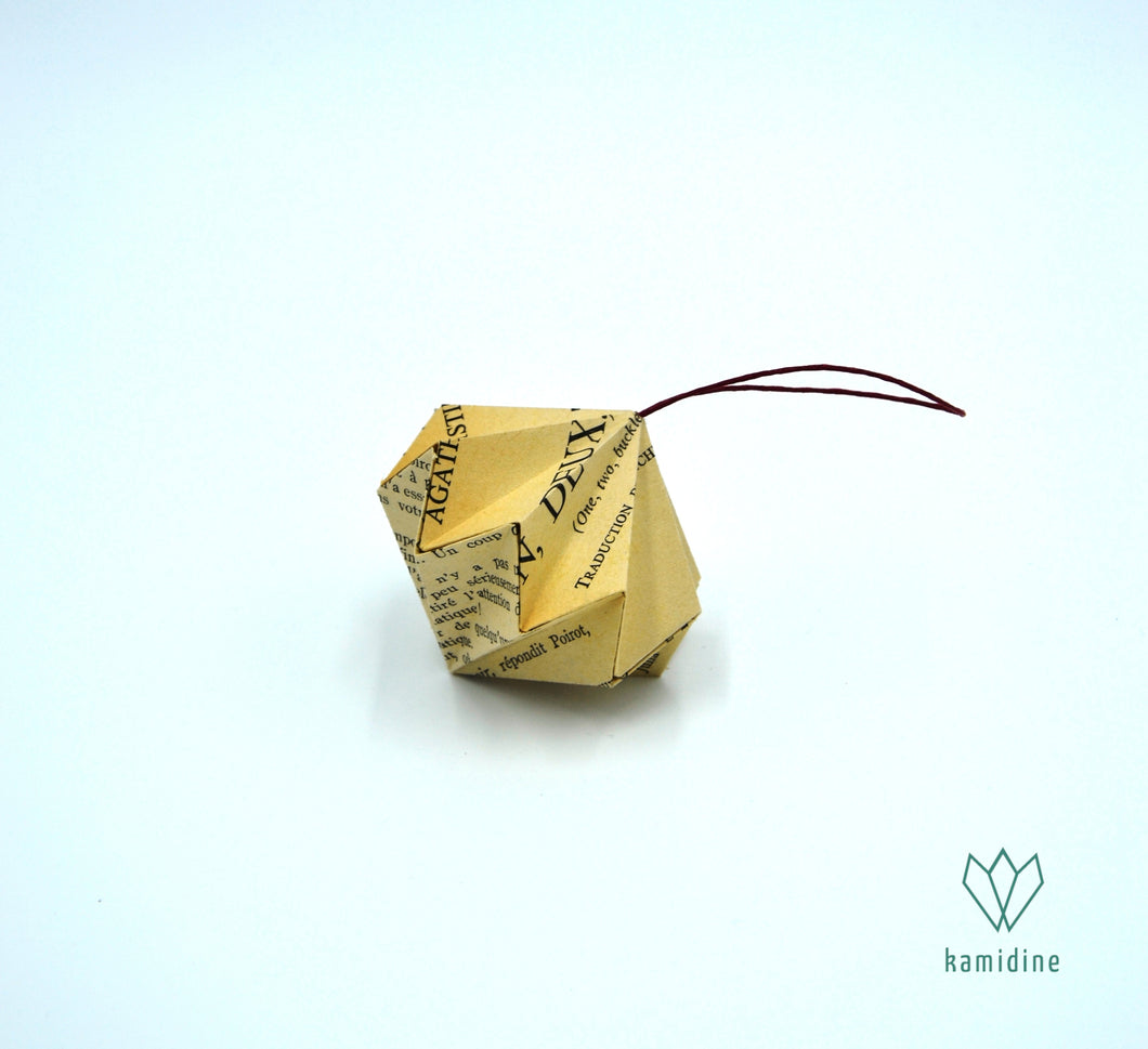 Boule de Noël en origami en forme de diamant fabriqué avec du papier de récupération