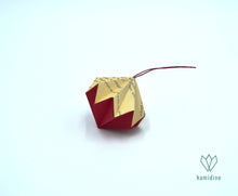 Charger l&#39;image dans la galerie, Boule de Noël rouge en origami en forme de diamant
