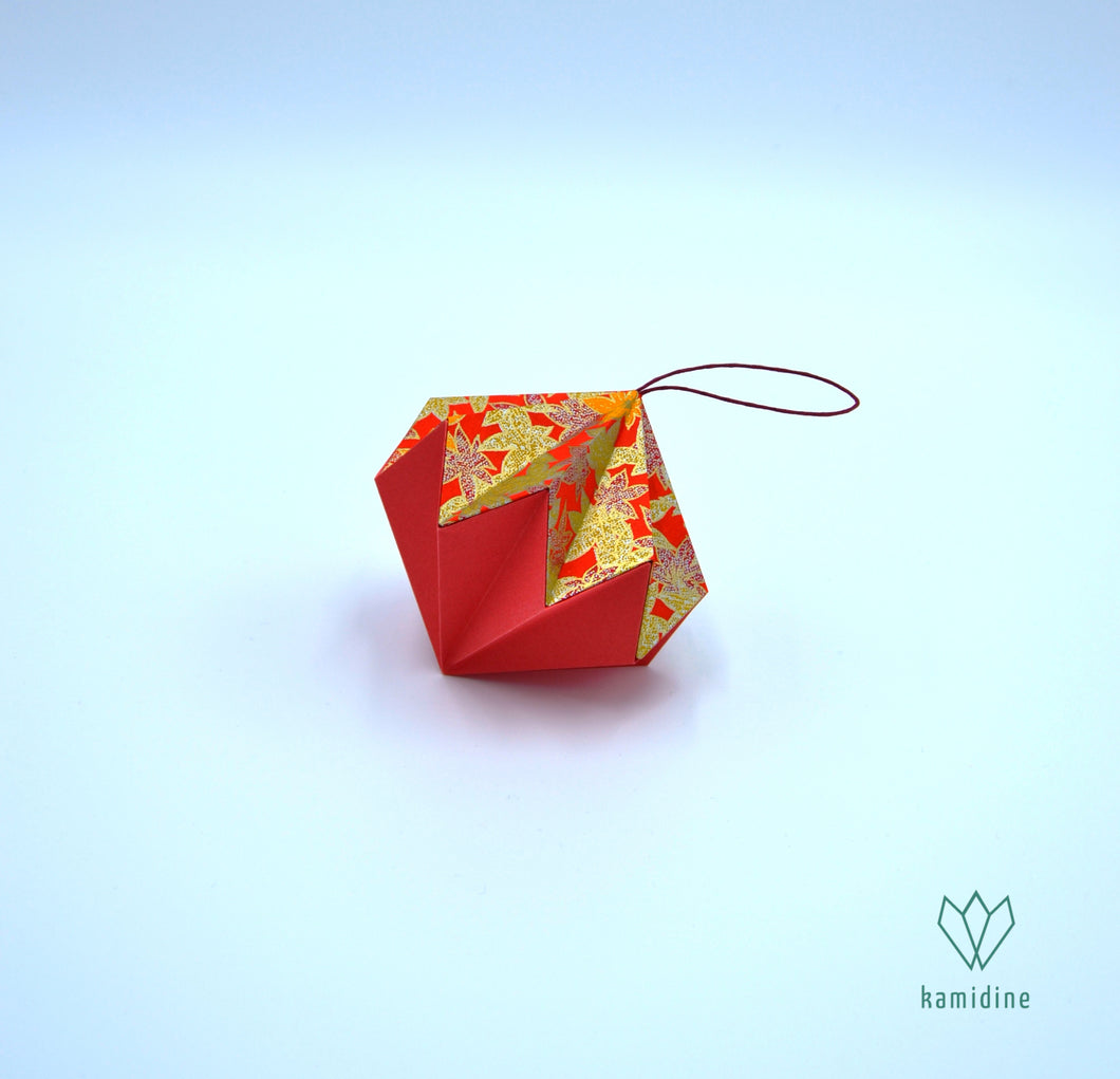 Boule de Noël rouge et dorée en origami en forme de diamant