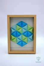 Charger l&#39;image dans la galerie, Cadre en papier origami composé de petites pyramides bleues et vertes, formant un hexagone
