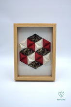 Charger l&#39;image dans la galerie, Cadre en papier origami composé de petites pyramides rouges, blanches et noires, formant un hexagone
