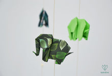 Charger l&#39;image dans la galerie, Mobile bébé composé de 12 éléphants en origami
