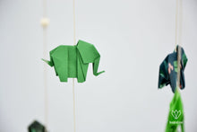 Charger l&#39;image dans la galerie, Mobile bébé composé de 12 éléphants en origami
