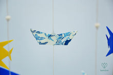 Charger l&#39;image dans la galerie, Mobile bébé composé de 6 bateaux et 6 poissons en origami
