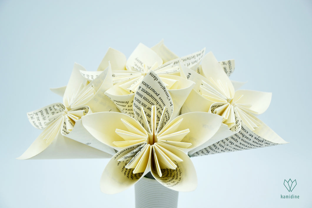 Bouquet origami en papier de récupération d'un roman