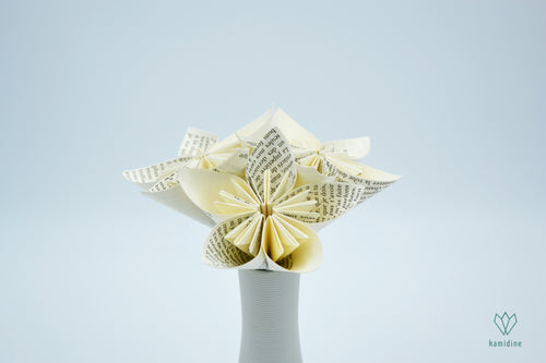 Petit bouquet origami en papier de récupération d'un roman