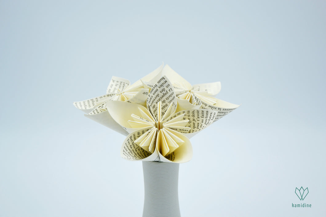Petit bouquet origami en papier de récupération d'un roman