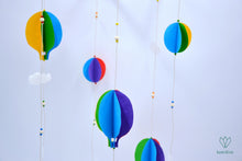 Charger l&#39;image dans la galerie, Mobile bébé composé de 3 montgolfières, 3 ballons et 6 nuages en papier
