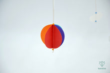 Charger l&#39;image dans la galerie, Mobile bébé composé de 3 montgolfières, 3 ballons et 6 nuages en papier
