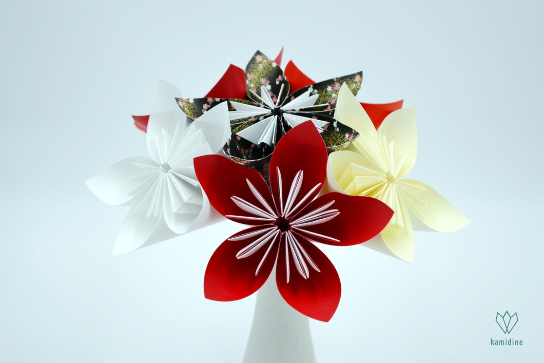 Bouquet de fleurs rouges, banches et noires en origami