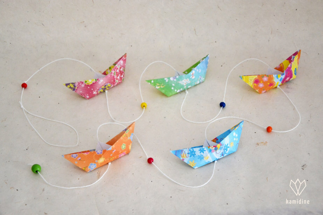 Guirlande de 5 bateaux multicolores en papier origami