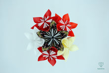 Charger l&#39;image dans la galerie, Bouquet de fleurs rouges, banches et noires en origami
