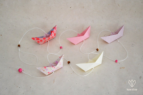 Guirlande de 5 bateaux roses en papier origami