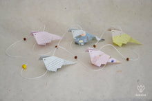 Charger l&#39;image dans la galerie, Guirlande de 5 moineaux aux couleurs pastels en papier origami
