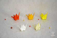 Charger l&#39;image dans la galerie, Guirlande de 5 grues de dégradé de jaune et orange en papier origami
