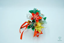 Charger l&#39;image dans la galerie, Bouquet de fleurs vertes, oranges, jaunes et blanches en origami
