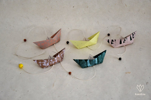 Guirlande de 5 bateaux en papier origami aux couleurs pastels
