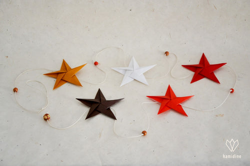 Guirlande de 5 étoiles en papier origami et de perles en bois