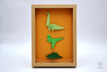 Charger l&#39;image dans la galerie, Cadre avec des dinosaures en papier origami verts sur un fond orange
