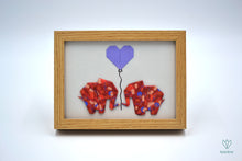 Charger l&#39;image dans la galerie, Duo d&#39;éléphants rouge bordeaux et cœur violet en papier origami dans un cadre couleur bois
