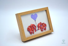 Charger l&#39;image dans la galerie, Duo d&#39;éléphants rouge bordeaux et cœur violet en papier origami dans un cadre couleur bois
