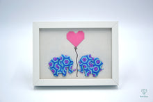 Charger l&#39;image dans la galerie, Duo d&#39;éléphants bleu et rose et cœur rose en papier origami dans un cadre blanc
