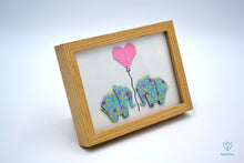 Charger l&#39;image dans la galerie, Duo d&#39;éléphants vert d&#39;eau à fleurs et cœur rose en papier origami dans un cadre couleur bois
