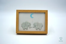 Charger l&#39;image dans la galerie, Duo d&#39;éléphants gris et lune bleue ciel en papier origami dans un cadre couleur bois
