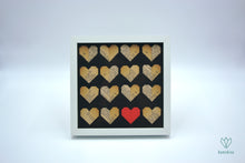 Charger l&#39;image dans la galerie, Cadre avec des cœurs en papier de récupération sur fond noir
