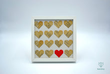 Charger l&#39;image dans la galerie, Cadre avec des cœurs en papier de récupération sur fond blanc
