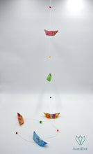 Charger l&#39;image dans la galerie, Guirlande de 5 bateaux multicolores en papier origami
