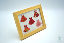 Charger l&#39;image dans la galerie, Cadre avec 5 robes rouges en papier origami
