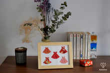 Charger l&#39;image dans la galerie, Cadre avec 5 robes rouges en papier origami
