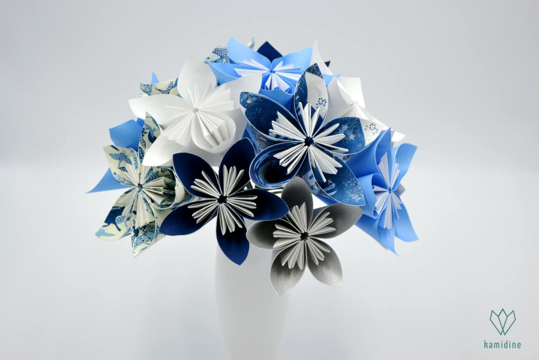Bouquet de fleurs en papier origami aux couleurs marines