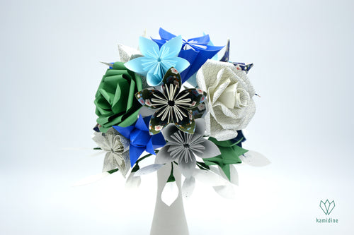 Bouquet de fleurs bleues, vertes, blanches et argentées en origami