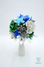 Charger l&#39;image dans la galerie, Bouquet de fleurs bleues, vertes, blanches et argentées en origami
