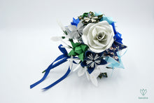 Charger l&#39;image dans la galerie, Bouquet de fleurs bleues, vertes, blanches et argentées en origami
