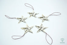 Charger l&#39;image dans la galerie, 5 étoiles de Noël en origami avec du papier à musique
