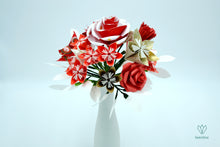 Charger l&#39;image dans la galerie, Bouquet de fleurs rouges, blanches et dorées en origami
