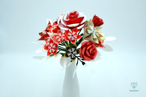 Bouquet de fleurs rouges, blanches et dorées en origami