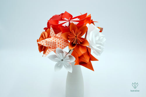 Bouquet de fleurs rouges, oranges et banches en origami