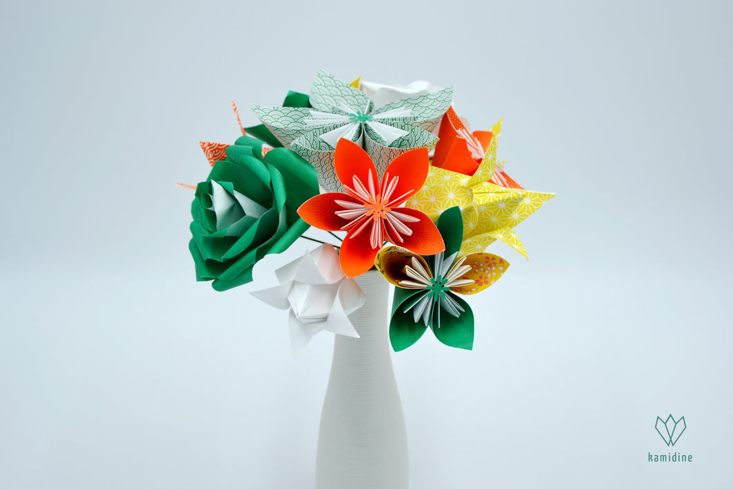 Bouquet de fleurs vertes, oranges, jaunes et blanches en origami