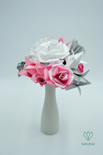 Charger l&#39;image dans la galerie, Bouquet de fleurs blanches, roses et grises en origami
